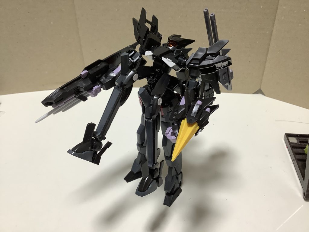 では変形して2脚状態にしようと思います。まずは後ろ脚で直立させるようにして上半身を前に起こし、前脚がついている胴体部分(オーバーフラッグの下半身部分)を1回転させて前脚を後ろ側に回します。前脚がついている胴体部分(オーバーフラッグの下半身部分)を1回転させて前脚を後ろ側に回して脚を折りたたんで終わりです。