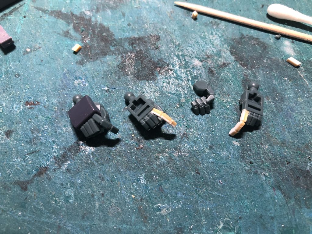 ビームライフルを両手持ちするために握り手を改造してます。