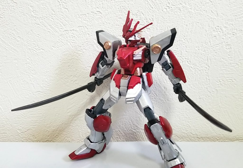 刀は2振り装備一見すると武器をもたせたシャイニングガンダムのように見えるが‥‥‥