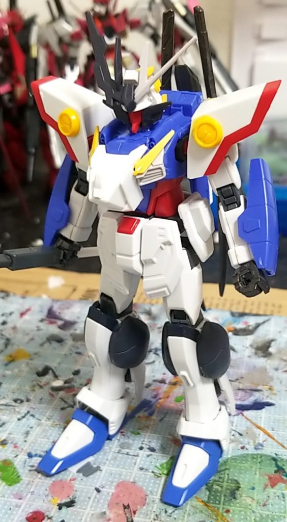 塗装前腕と脚のパーツはフリーダムガンダムのものを使用武器はMSGのものだが、そのままでは持たせられないので持ち手を3ミリプラ棒に変更頭部はフェイクν