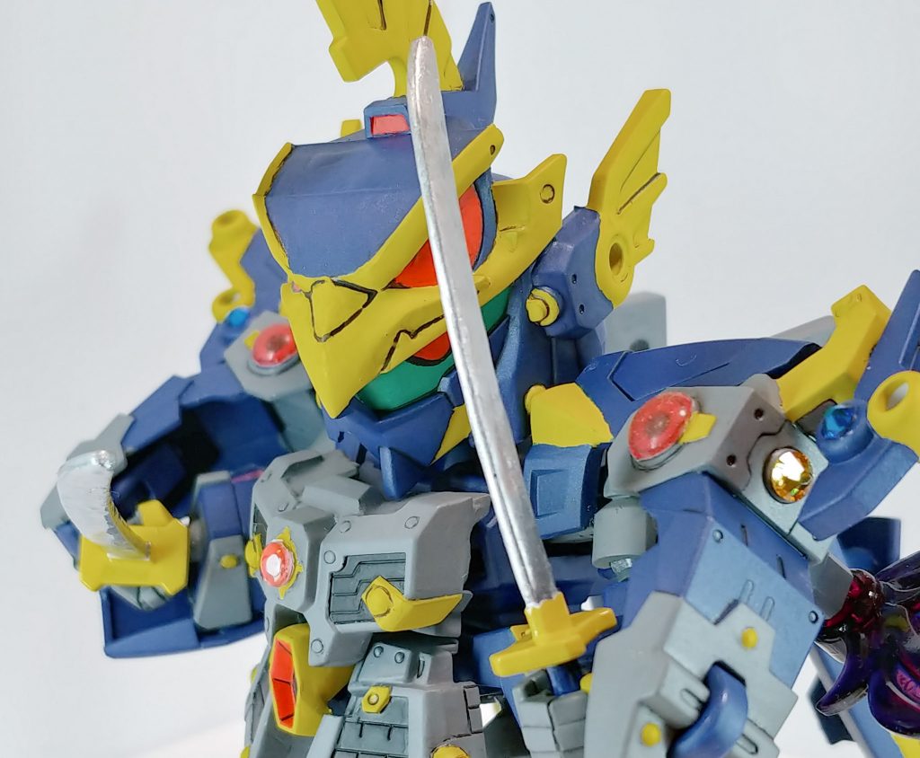 刃斬武の目はシタデル筆塗りです。フチはスミ入れしてます。肩のマークは印刷した取説の柄にUVレジンでレンズ化してます。