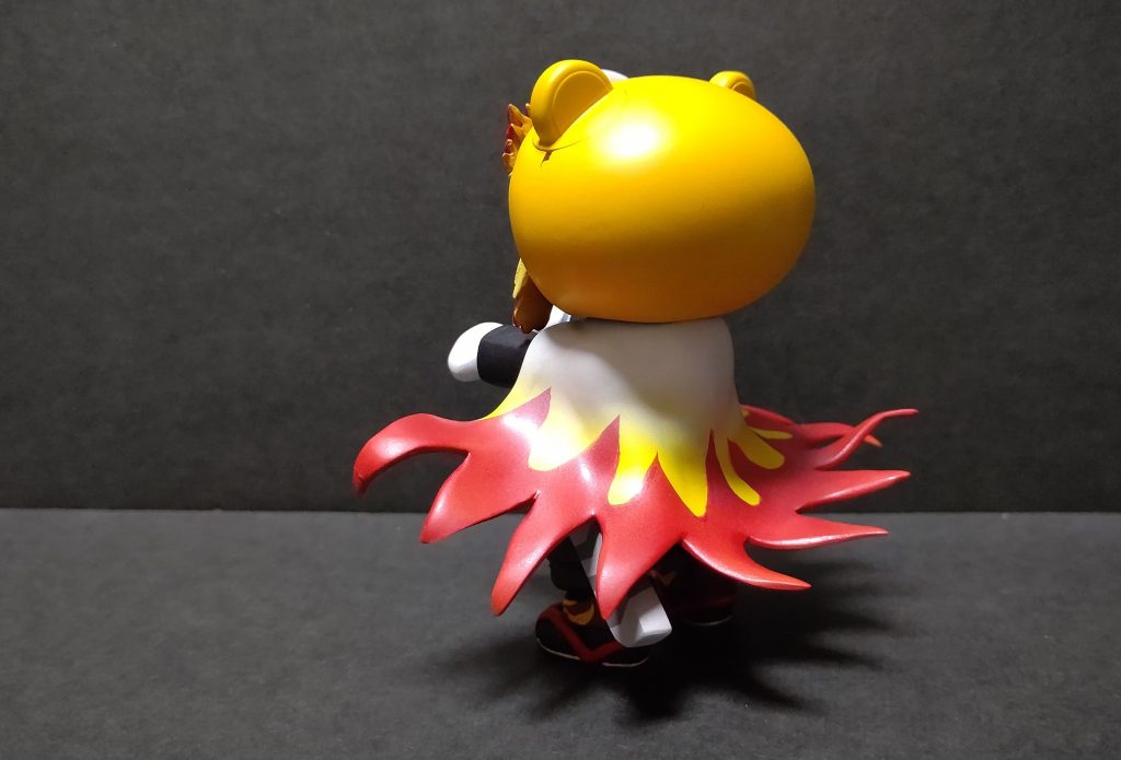 マントはパテ整形。柄はマスキングとエアブラシで塗装しました。