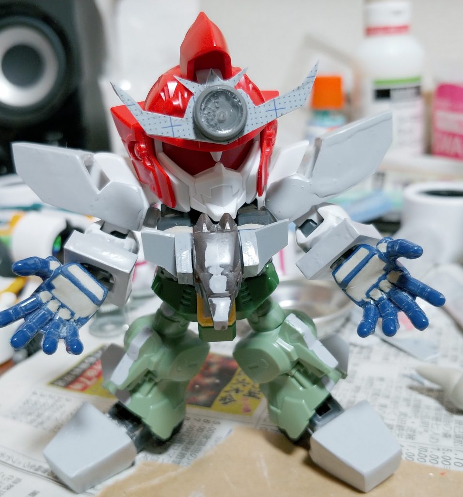 胸の鳥と翼はアニマギアから。手はマジンガー、足はLGBBユニコーン、脛はクシャトリヤ、肩と腕はレギルス、体はコマンド、頭は二代目大将軍と姜維兜です。あとはプラ板で。
