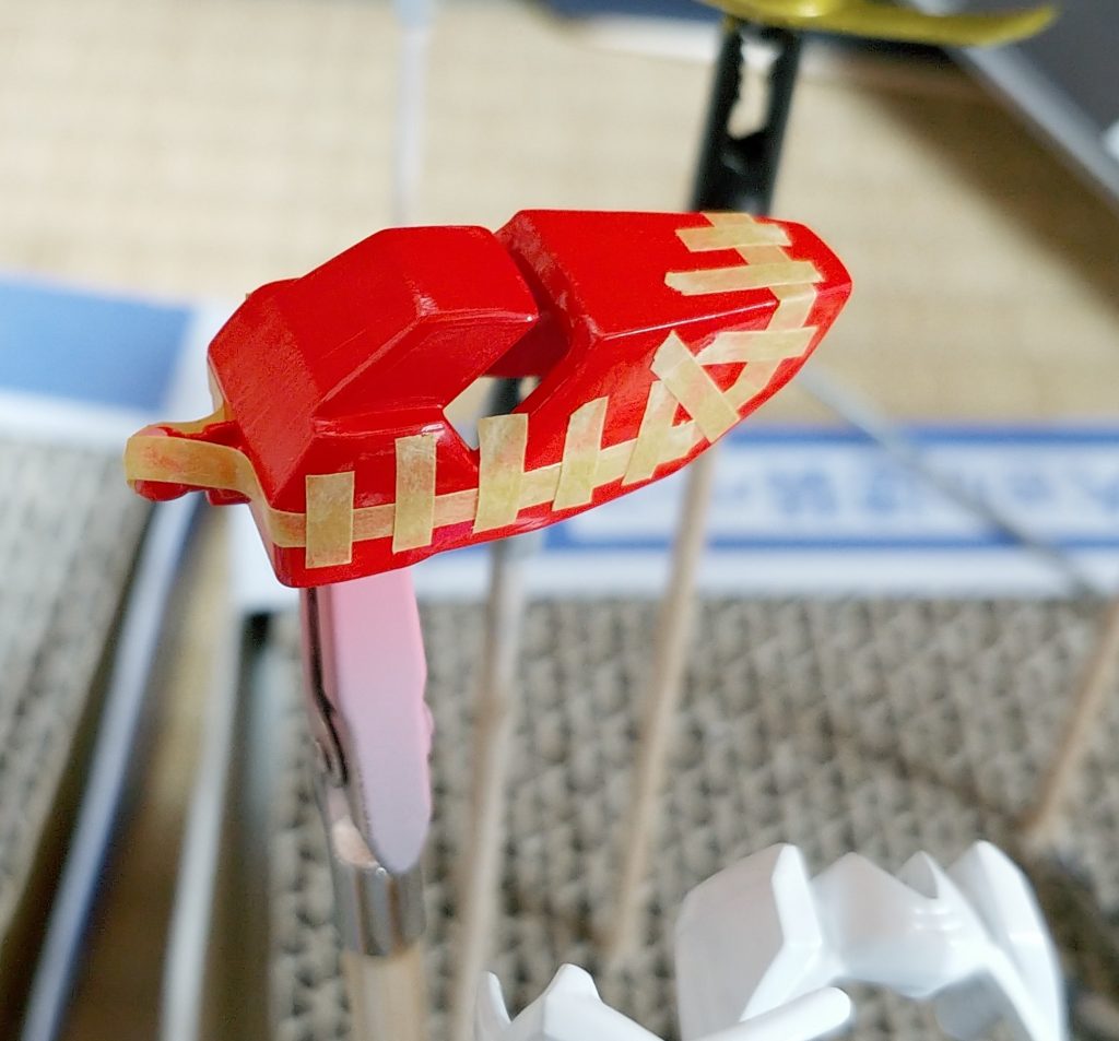 肩と足はこんな感じにマスキングして塗装。赤部分だけピンクサフにして塗装してます。塗装はいつも通りオール筆塗りです。目はキットのシールから。