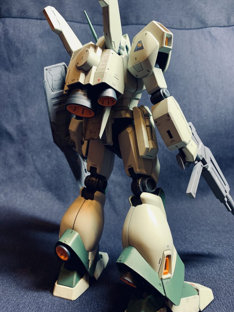 反省点、というか後悔ですが、関節部分だけでもフレームを塗装すればよかったですね。あとスジボリも「本当にやったの?」感が強いので今後もう少し丁寧に&曲面へのスジボリもちゃんとやりたいですね。仕上げに付属のマーキングシールを貼っていますが、ここ最近ガンダムデカールが全然売ってないですね...笑エアブラシ初心者なので、これから練習していきたいです。