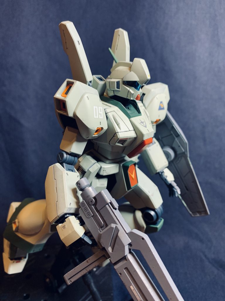 初めてエアブラシ塗装しました。やっぱりきれいに塗れますね。写真ではわかりませんが、外装全体にメカサフライトを吹いた後に塗装しているので、塗料の色よりも気持ち暗めな色になっています。メインカラーはガイアノーツ 灰緑色、濃い緑部分は同じくガイアノーツの暗緑色、グレー部分はメカサフライトで塗装しています。その他、赤い部分と黄色い部分も成形色より若干暗めに塗装しています。