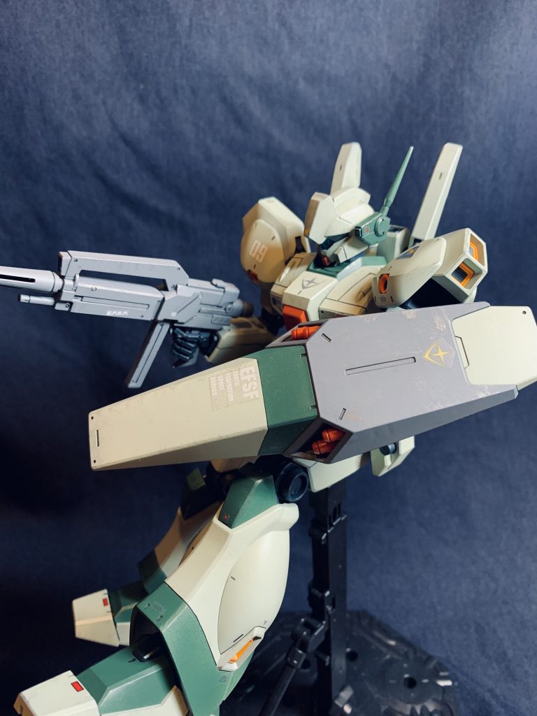 脚部、胸部、シールドにモールド追加、全体的に軽めのドライブラシをかけています。また、頭部バイザーの内側にアルミテープを貼ったHアイズを仕込んでいます。