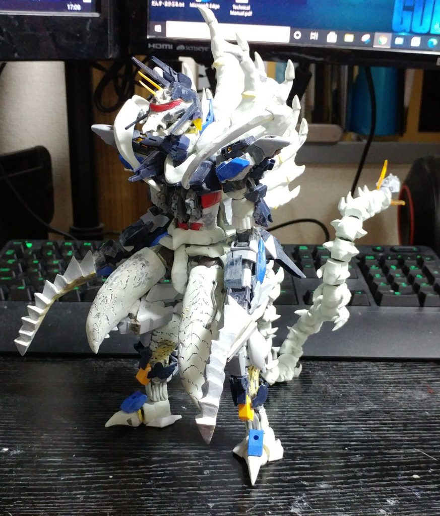 サフ吹き前。サイボーグ部分はガンプラ、肉体部分はすべてポリパテとエポパテで成形しています。