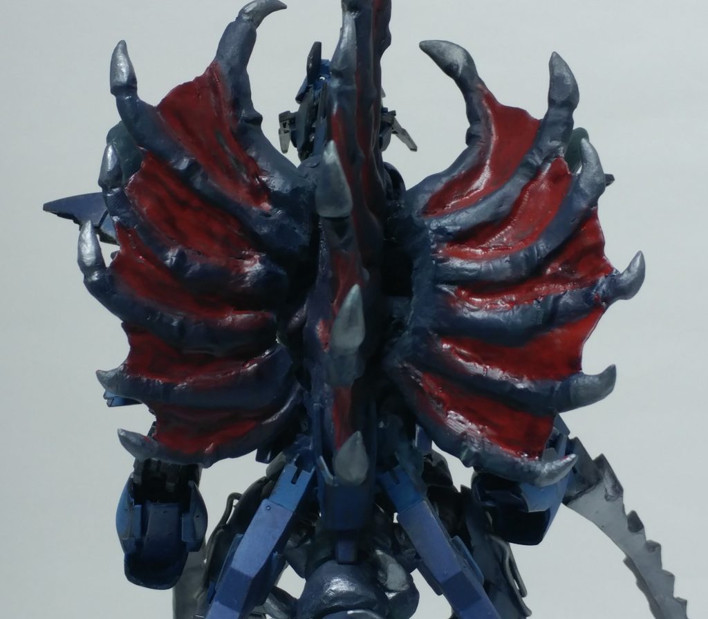 背中の左右の羽には軸が通っており可動します。