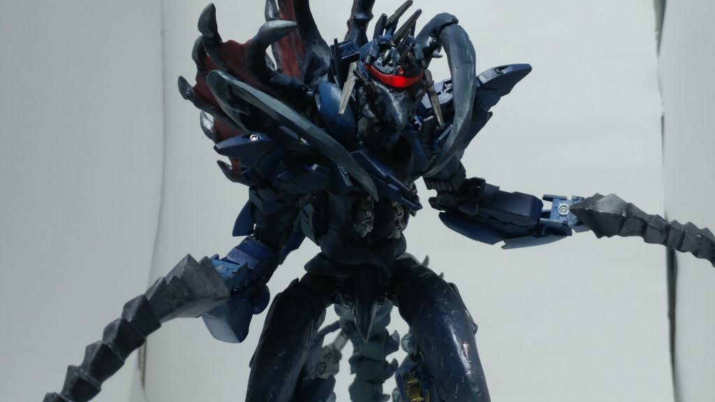 今回は新たにガイガンをデザインしつつ、ガンプラで作ることにしました。従来のガイガンには無い「節足動物」を各部位のモチーフにしました。