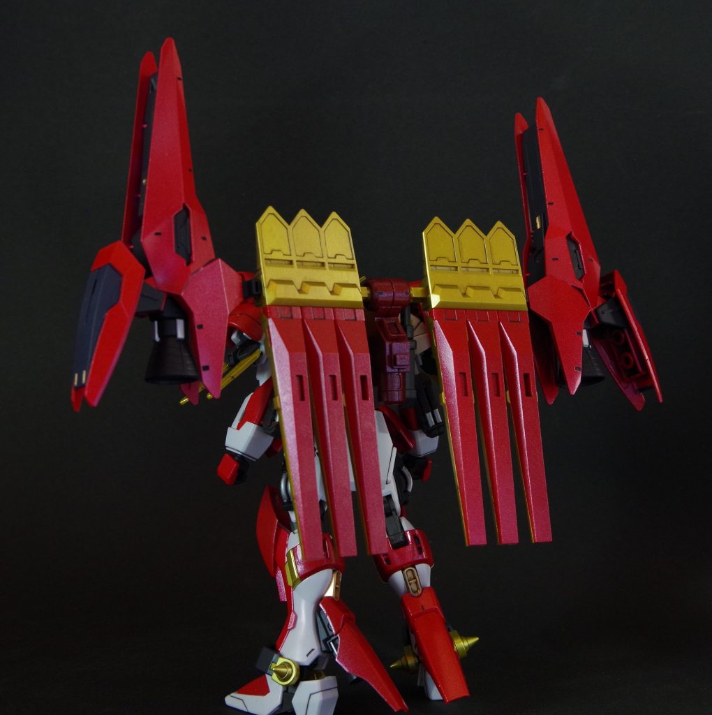 リアカラーリングはジャスティスナイト要素を残しつつ、ν-ジオンガンダムの赤を取り入れました。カザミがキャプテン・ジオンをリスペクトして、最終決戦後の仲良くなった後で改造したイメージの機体です。