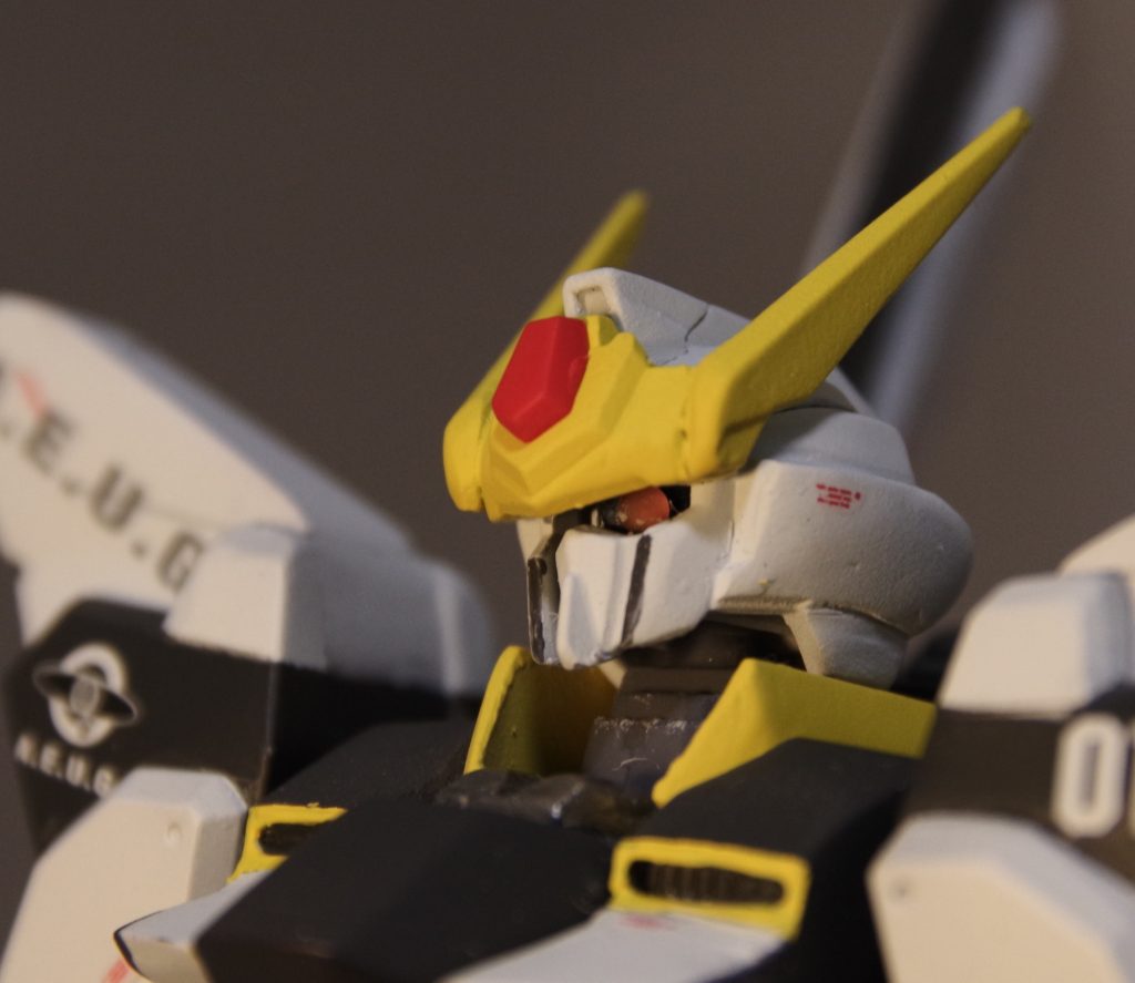 見えにくいですがモノアイになってます