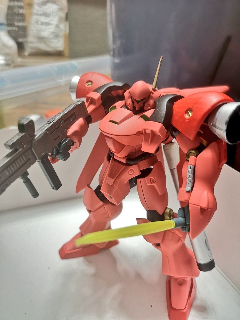 成型色が思った以上にピンクピンクしていたので差し色をいくつか入れています。ブースター含め大型の機体になるので、メリハリをつけるため小さめの武装に変更しています。今回は短銃身ライフルとビームダガーのクロスレンジ仕様という設定です。