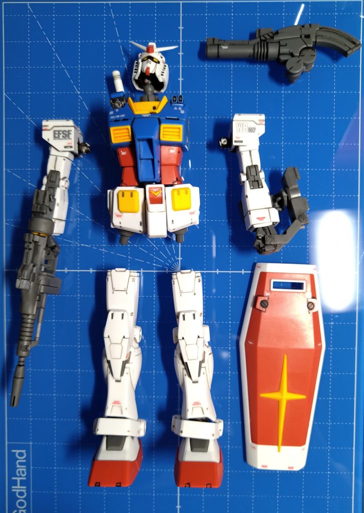 付属シールを貼ったんだけど、頭、胸、肩は余白カットしないと貼り付け面が狭い。ガラスカッターマットが活躍しました。