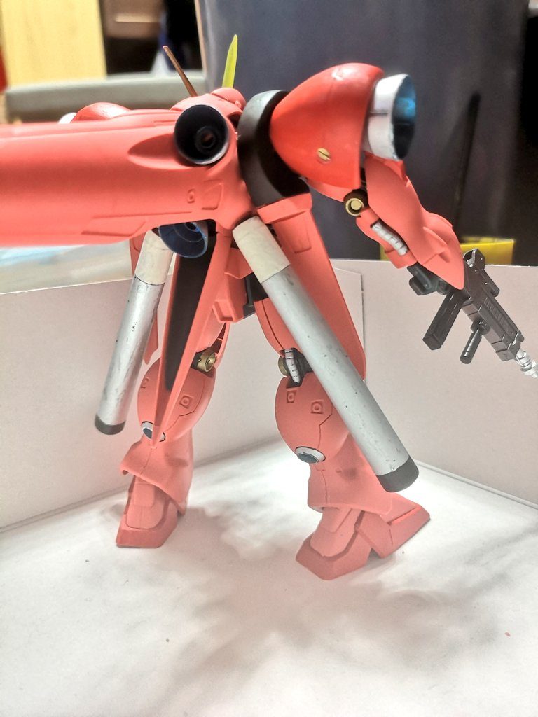 地味に一番手を入れたプロペラントタンク合わせ目は消えましたが微細なヤスリ跡のせいか色が乗らない…