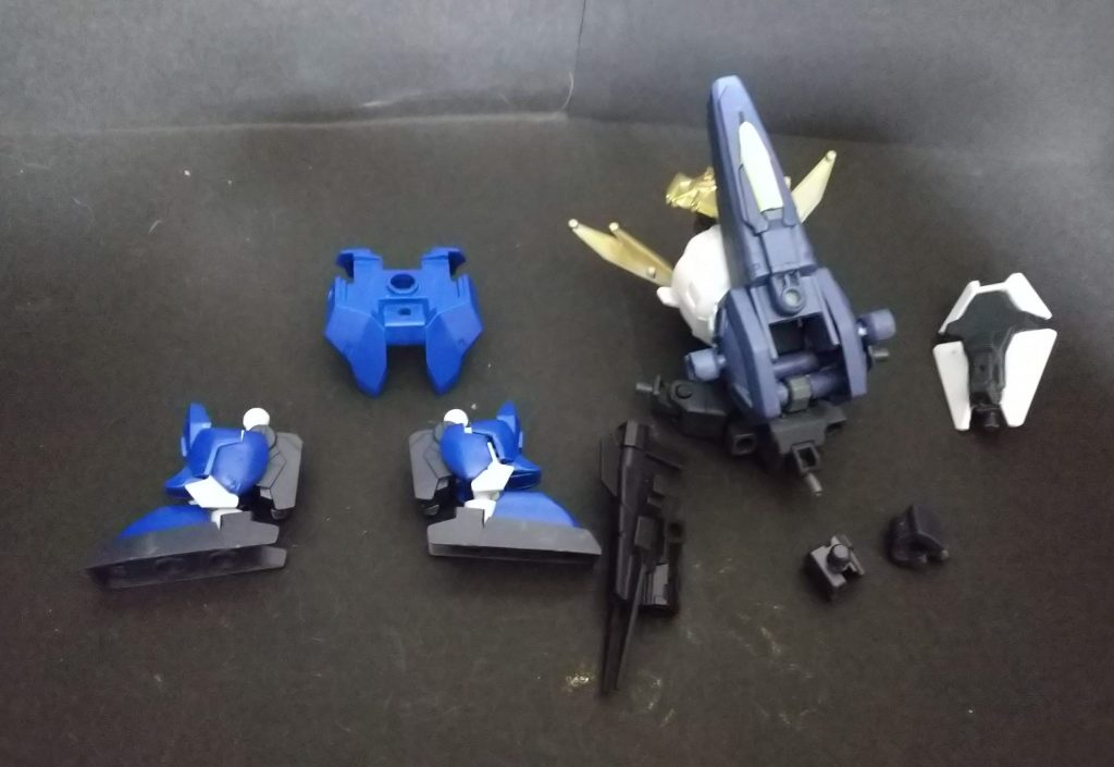 合体時、アースリィの腰アーマーと脚、手首と武器が余りますので