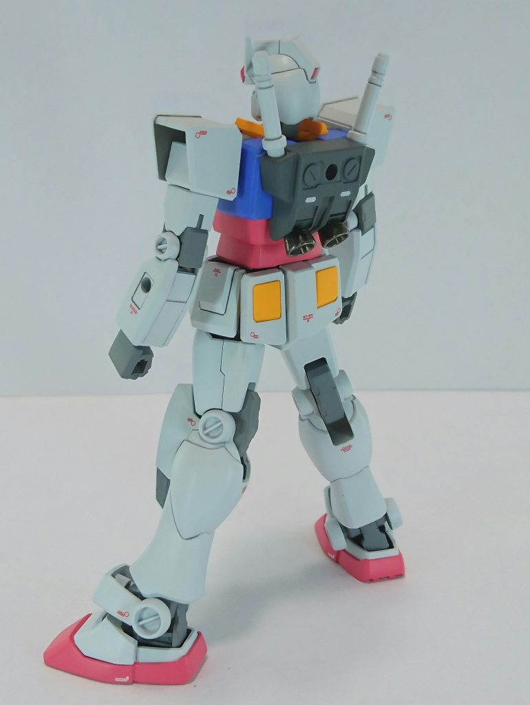 背面。バーニアは切り取って別パーツに交換。お尻の肉抜きは埋めてます。