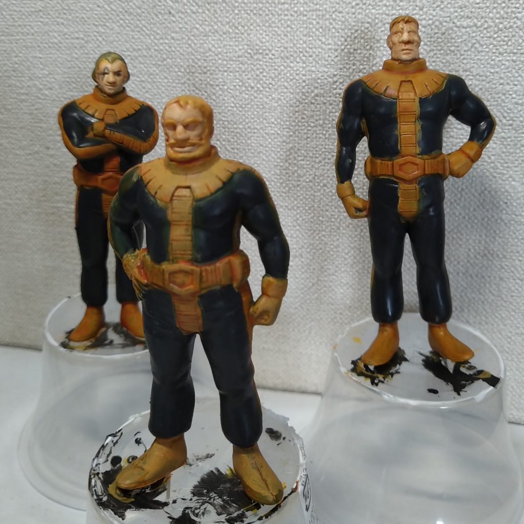 下塗りはアクリジョンベースカラーに色を混ぜたもの。最強の食いつきで、最近筆塗り時はこのパターンが多い。肌色だけはシタデルベースのホワイトに肌色レイヤーを少し混ぜたもの