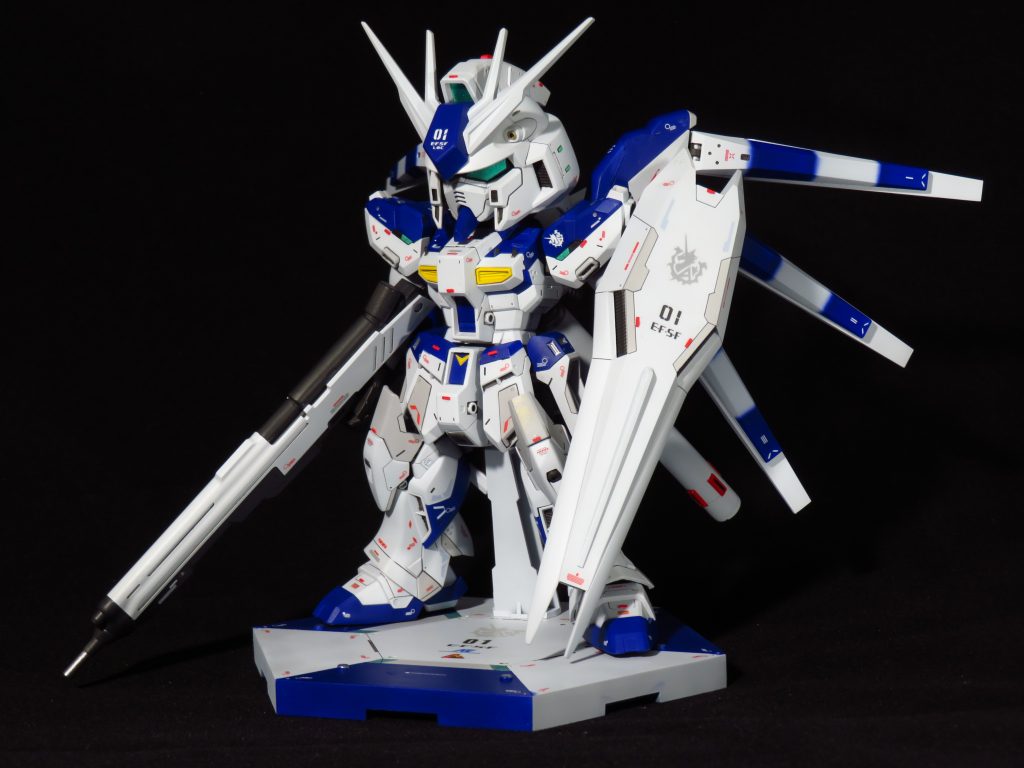 カラーリングは出来る範囲でVer.Kaに寄せました他、随所にディテールアップを施してあります頭部、腕、フロントアーマー、足はSDをビームライフルはMGを用い、それに合わせてマニュピレータもMGの物を採用他は殆どHGを用いています膝はややオリジナリティを求めてシナンジュスタインの物に差し替えてあります背負い物が重過ぎて自立が壊滅的にダメだったので専用の台座を作成し、これに固定するはめになりましたガッデェム・・・