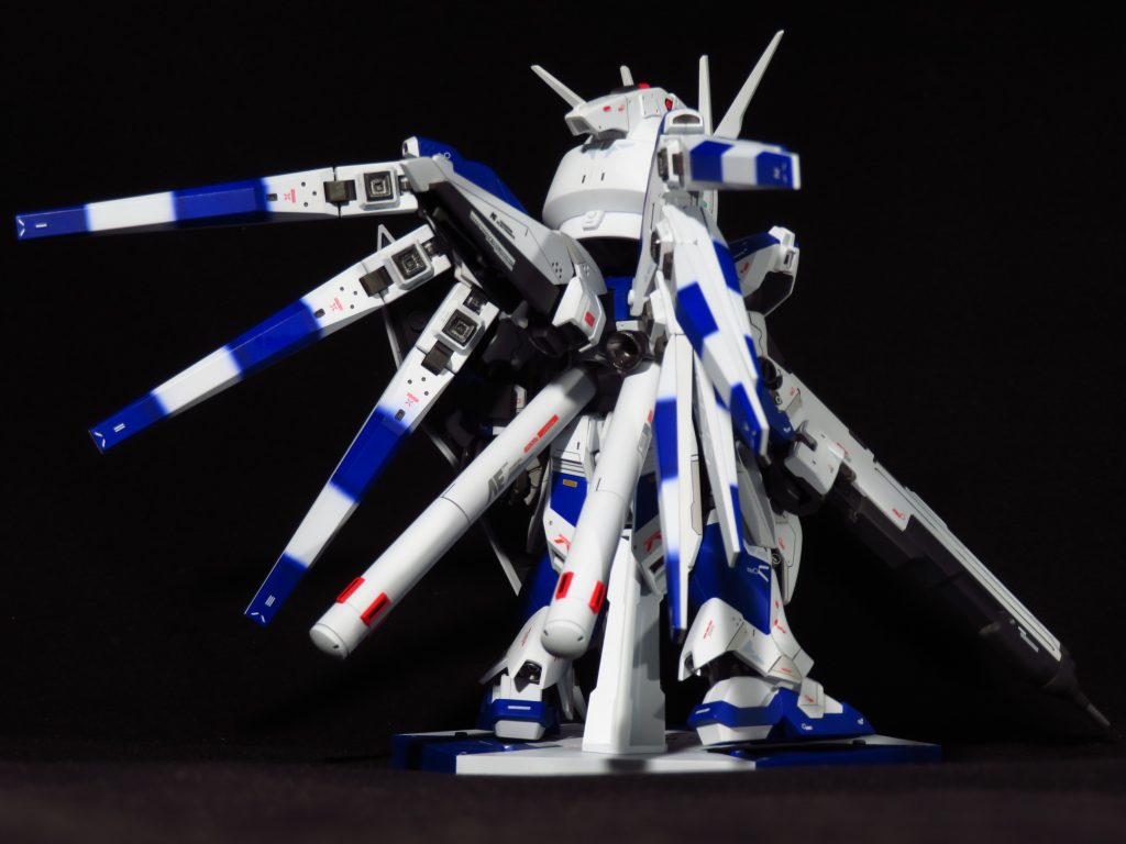 リアビュー通常HGのフィン・ファンネルは上部2本のみ可動ギミックがありますが、本作品のフィン・ファンネルは全て可動式です膝パーツ同様プロペラントタンクもシナンジュスタインの物を採用背部中央にあるスタビレータはHGの物では細身で物足りなかったのでジャンクパーツでもってミキシングした物に作り替えました