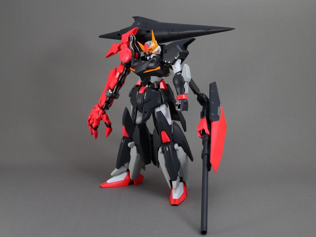 右腕はほとんどパーツ分割されておらず、塗り分けに苦労しました。せめてパイプのような部分だけでも別パーツだったら・・・。(肩のパイプは別パーツでした)