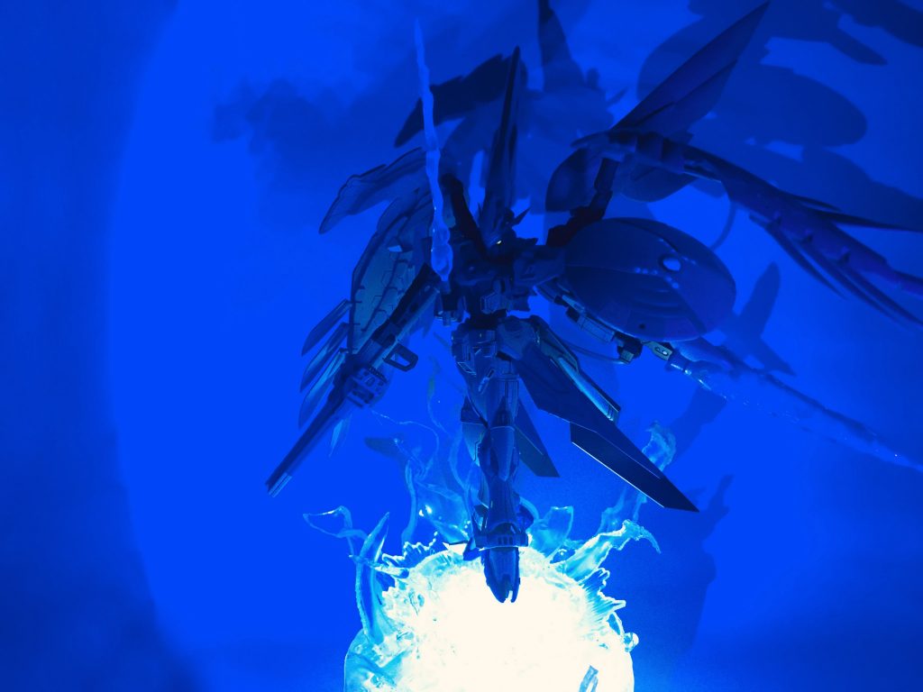 暗所にて台座とブルーライト台座は透明でその中にライトを入れることができ、各所にブルーライトに反応する色を使用しています