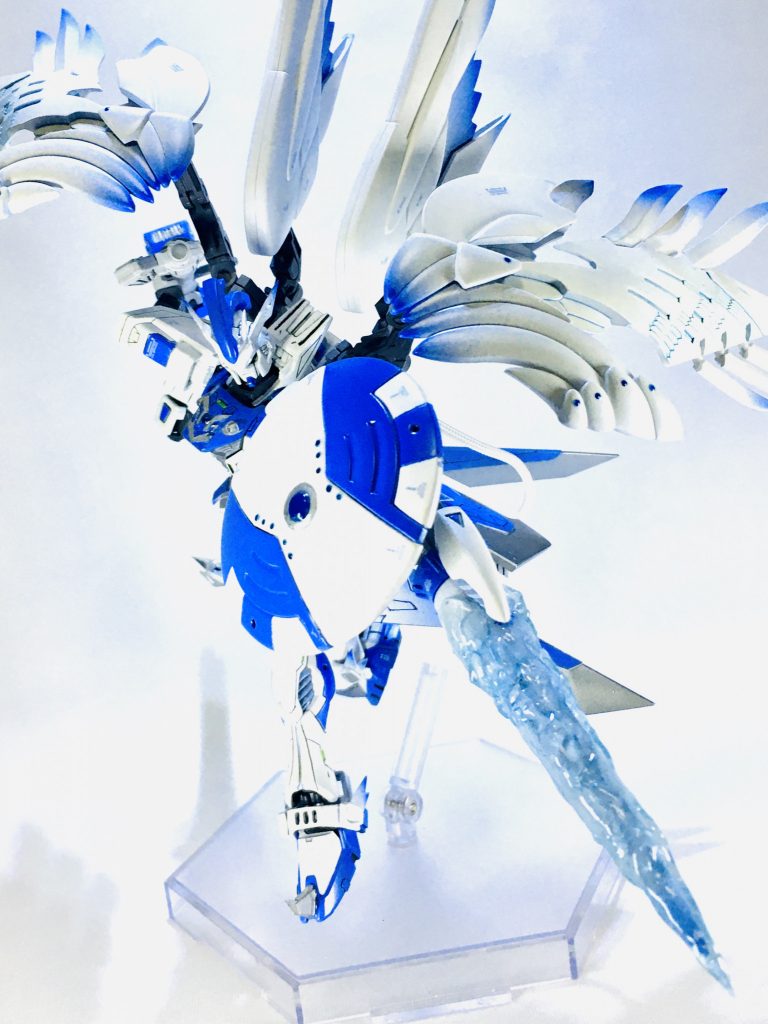 <アイス・ランス起動>アイス・ランスは槍部分を氷結させてリーチを長くすることができると少し、エフェクトがないものより長くしてあります。盾があることで本体への被弾を減らすことができますアイス・ランスは、通常状態と氷結状態の2種用意して氷結のエフェクトは表面をレジン液を固めて、クリアーの蛍光ブルーを塗装してあります