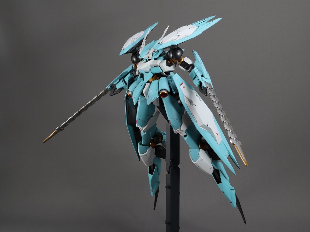 後ろ姿が特徴的なので、バーニアとか装甲の裏とか塗ったら面白そう！から始まり、水転写デカールを貼ったり赤チップというものを知ったりと、色々盛り込んだ思い出深い作品です。