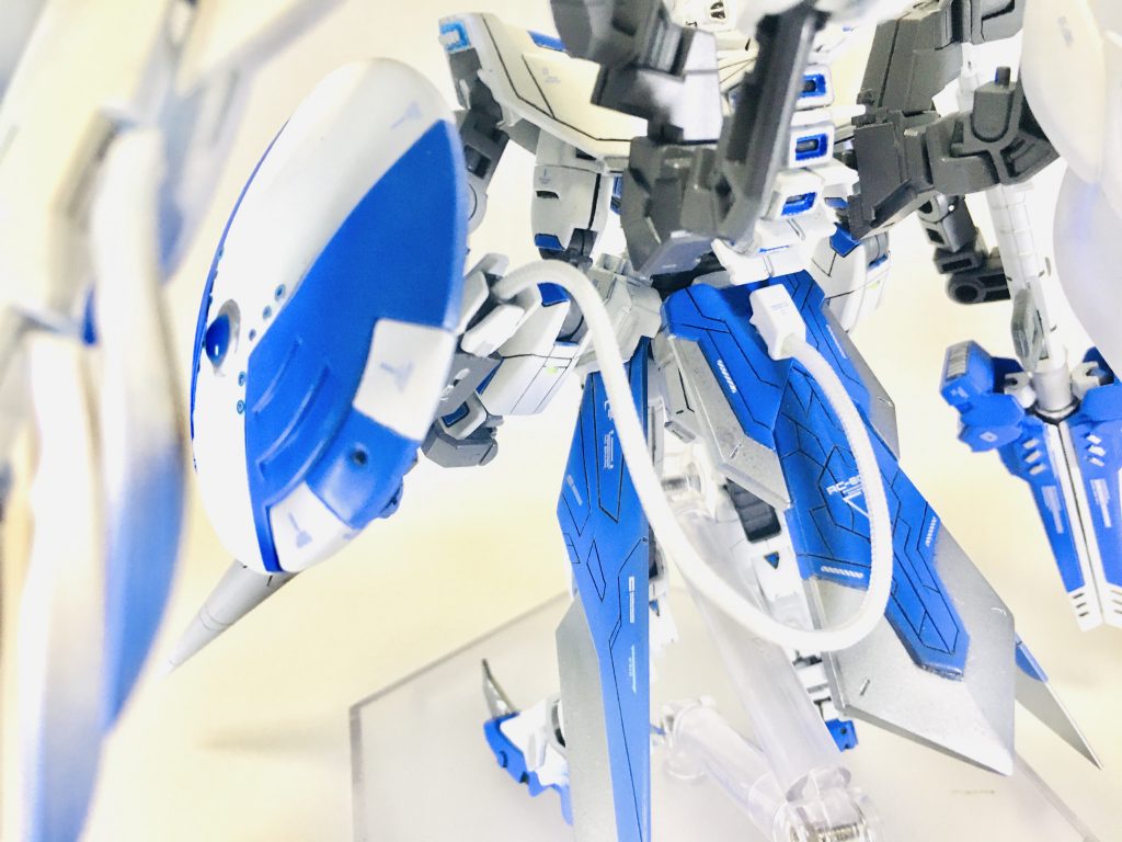 アイス・ランスの後ろにエネルギー供給チューブとしてハイキューパーツさんのメッシュワイヤーをつけました。左肩には盾を接続してあり、その後ろには二本のビームサーベルが仕込まれています。それとアイス・ランスとこの盾の中に磁石を仕込んでありここにアイス・ランスを保持しておくことが可能である