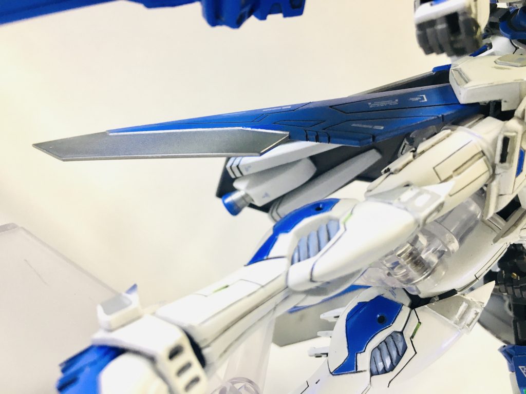 サイドスカート、リアスカートはインジャスティスウェポンズのマント部分を改造して制作しました。可動可能でリアスカートにはバーニアをつけました