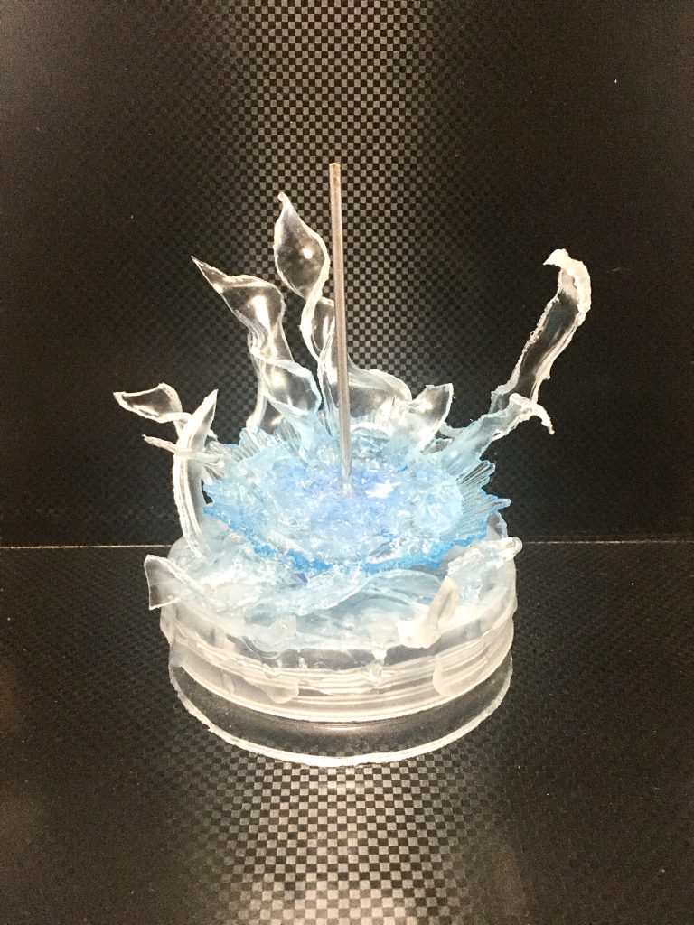 <台座>セリアの容器をホットナイフでカットしてダブルオースカイハイヤーザンスカイフェイズのエフェクトパーツとレジン液で接着を組み合わせて制作しました。中にライトを入れて下から光らせることができます中央にあるのは3mmの真鍮線をガンダムマーカーシステムを使いガンダムマーカーのシャインシルバーで簡単塗装してあります今回も複数のはじめてのことを取り入れて製作をしてカタチにできたと思います。ここまでご覧いただきありがとうございました!