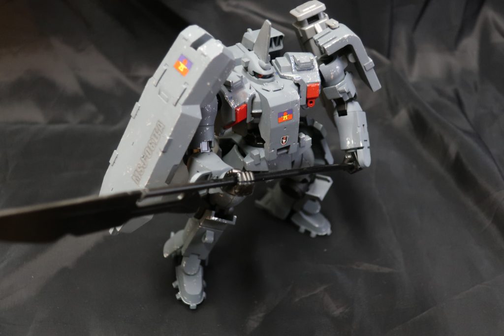 機体設定１．中東にて運用されていたカスタムティエレンティエレン長距離射撃型の支援射撃の中での近距離戦を行うために装甲を強化背部に追加スラスターを増設したことで外見によらず高い機動性を有している。