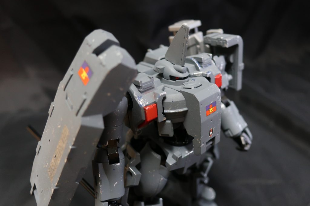 機体設定２．
登場パイロットはファントン登場時からのカーボンブレードを愛用しておりティエレンに乗り換えた後も使用している。カーボンブレードで相手をなぎ倒すさま、中東の敵勢力にアンフが多いことからアンフ狩りの異名で知られた