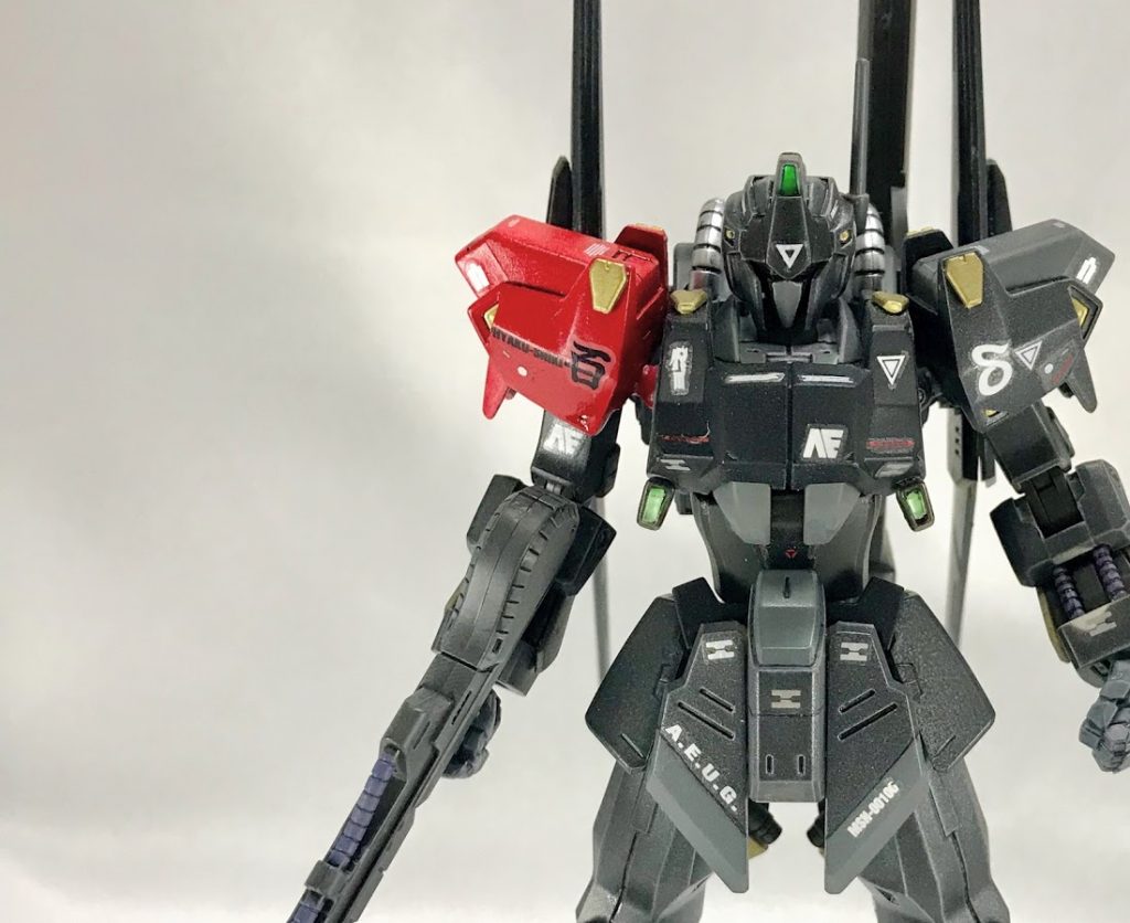 っというワケで新しい背景によってお送りしました百式。今見れば「もっとあそこをああすれば良かった・・ビームライフルの合わせ目消せてねぇよ・・」っと反省点もいろいろあるんですが、それでも自分の理想にかなり近づける事が出来た作品でした。一所懸命、自分なりに作品のクオリティを上げようって思えるのは、ガンスタ様にて様々なモデラーの方との交流があるからこそ！これからも精進していきたいです^^そして、やはり背景が変わるだけで印象もガラリと変わりますね！生地は白のほかに黒を購入しました。一応この二つを買っておけばどんな色のキットにも対応出来るだろうと。あとは光の当て方やポージング、角度などなど・・実に写真とは奥深いものだと勉強させられました。しかし、せっかく丹精込めて作ったものですからカッコよく撮ってあげたいですよね！模型製作から写真、いろんなことにチャレンジ中ですがとても楽しいですね^^現在進めているものも、初めてのミキシングなので不慣れながらもう少しで完成予定です！投げ出さずにやり遂げます(笑