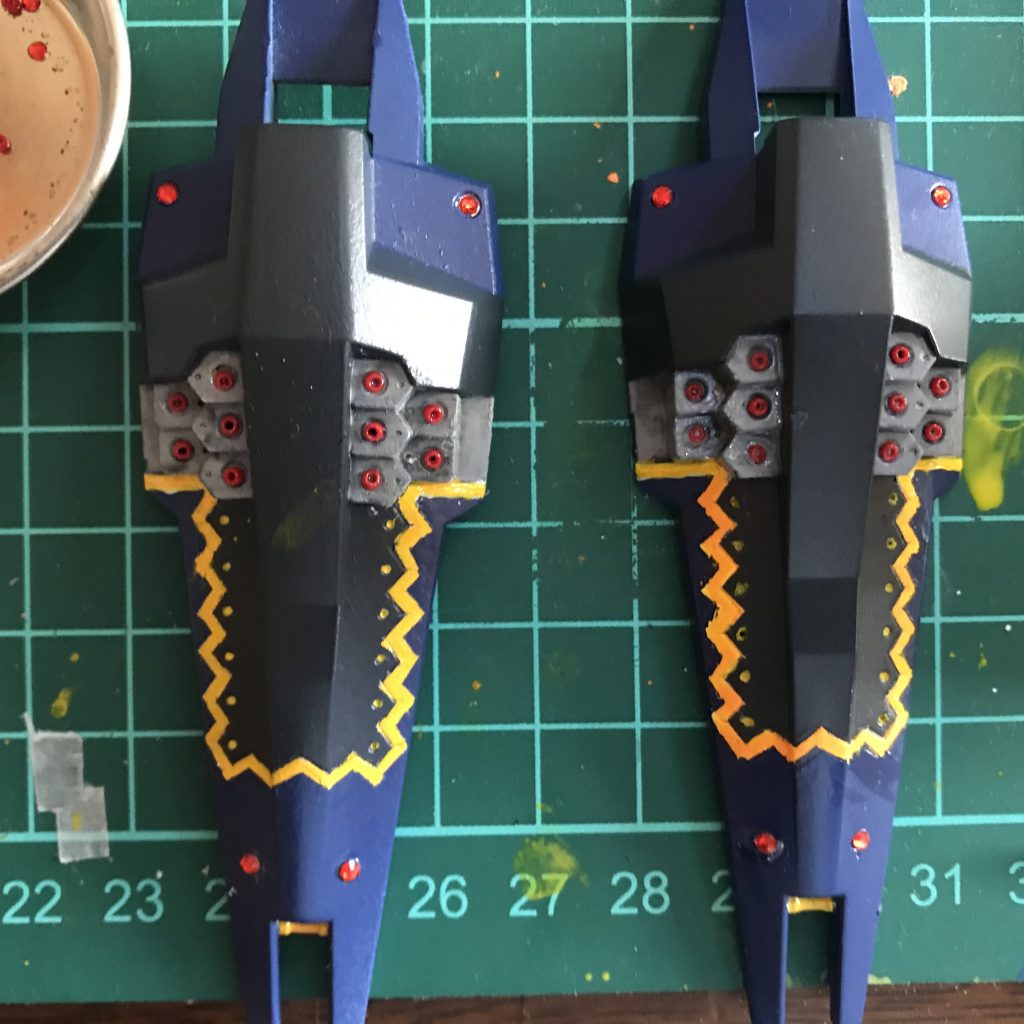 シールドブースターの拡散ビーム砲は砲口のモールドを削り取って代わりに同程度の大きさのビーズを砲口として埋め込みました。シールド上部の航行灯はラインストーンを貼り付けています