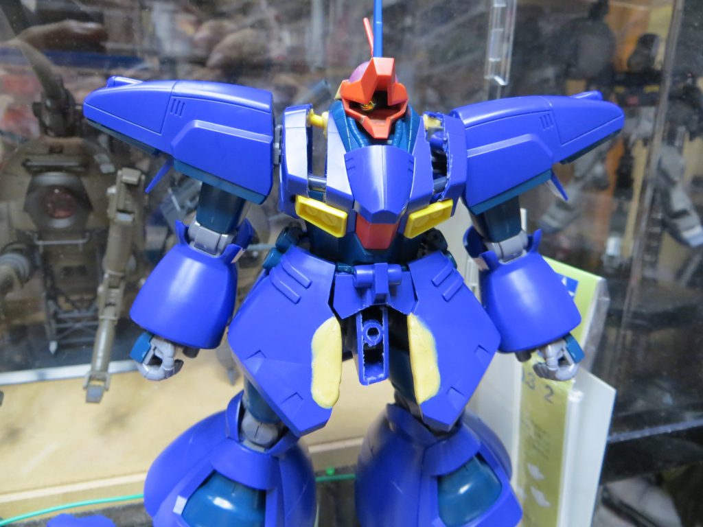 前に作ったドライセンでも感じたことですが、肩幅が狭い、ということで、幅増しをしました。適当に切り刻んで1cmくらい?肩幅を伸ばしてます。今見ると、ちょっとしたホラー画像っぽさがありますw