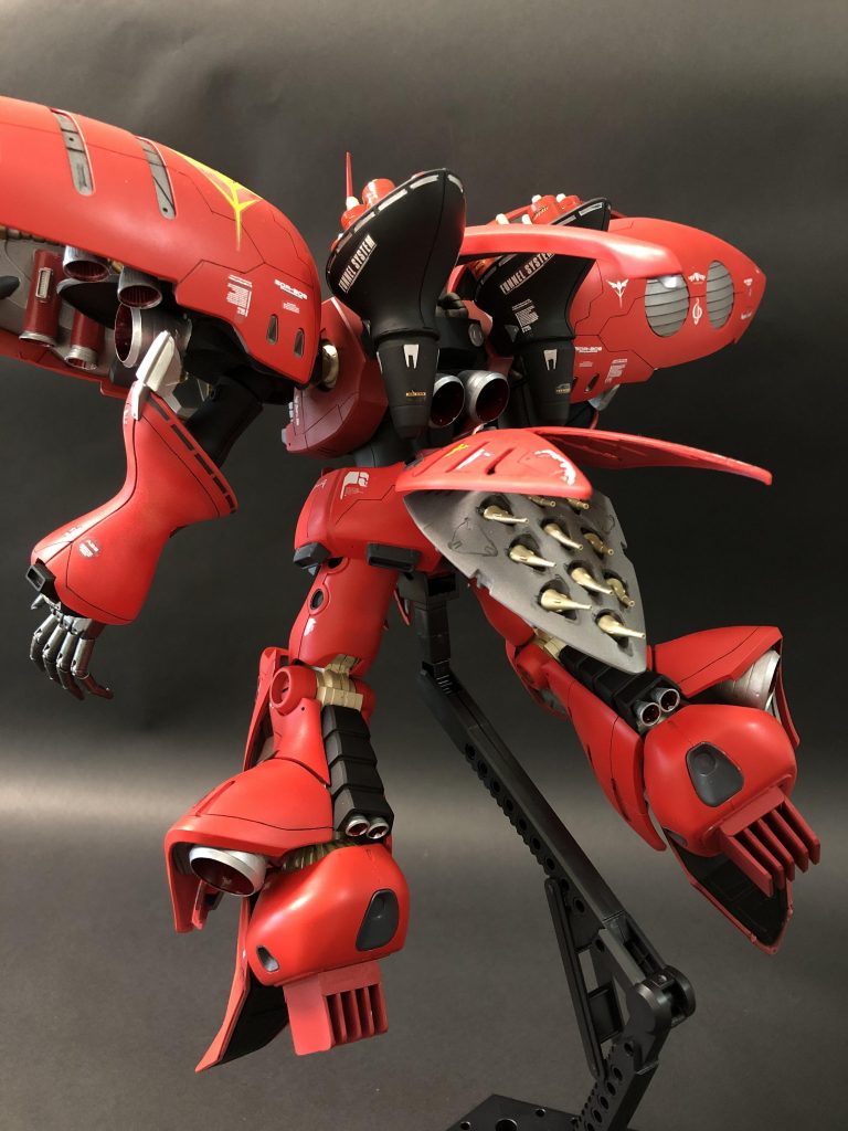 とにかくシャア専用機と言えば『異次元の機動力』3倍の動きの為にファンネルやバーニアを多数追加!