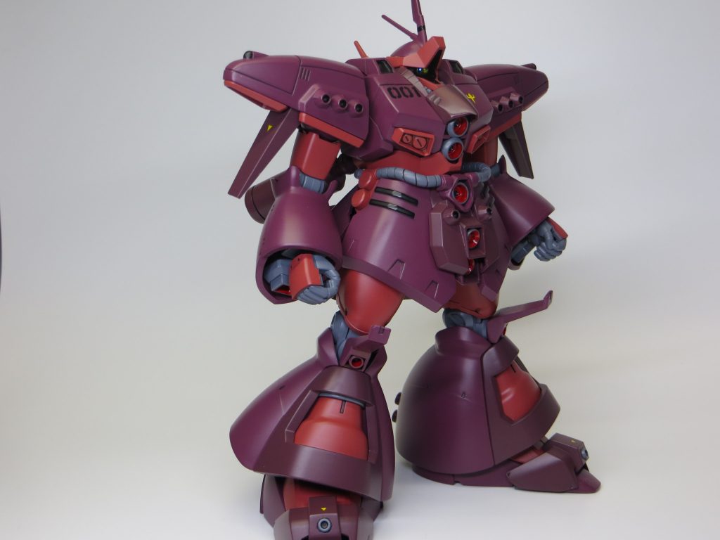 作成当初は「ファンネルを装備させて、サザビー・ヤクトドーガみたいな機体」にしてやろうと思っていました(頭部に名残が)。最終的には何故かゲーマルク、サイコmk2みたいになっていましたw色は薄い方からブリックレッド、ディープレーズン、マルーンという色を使用しています。