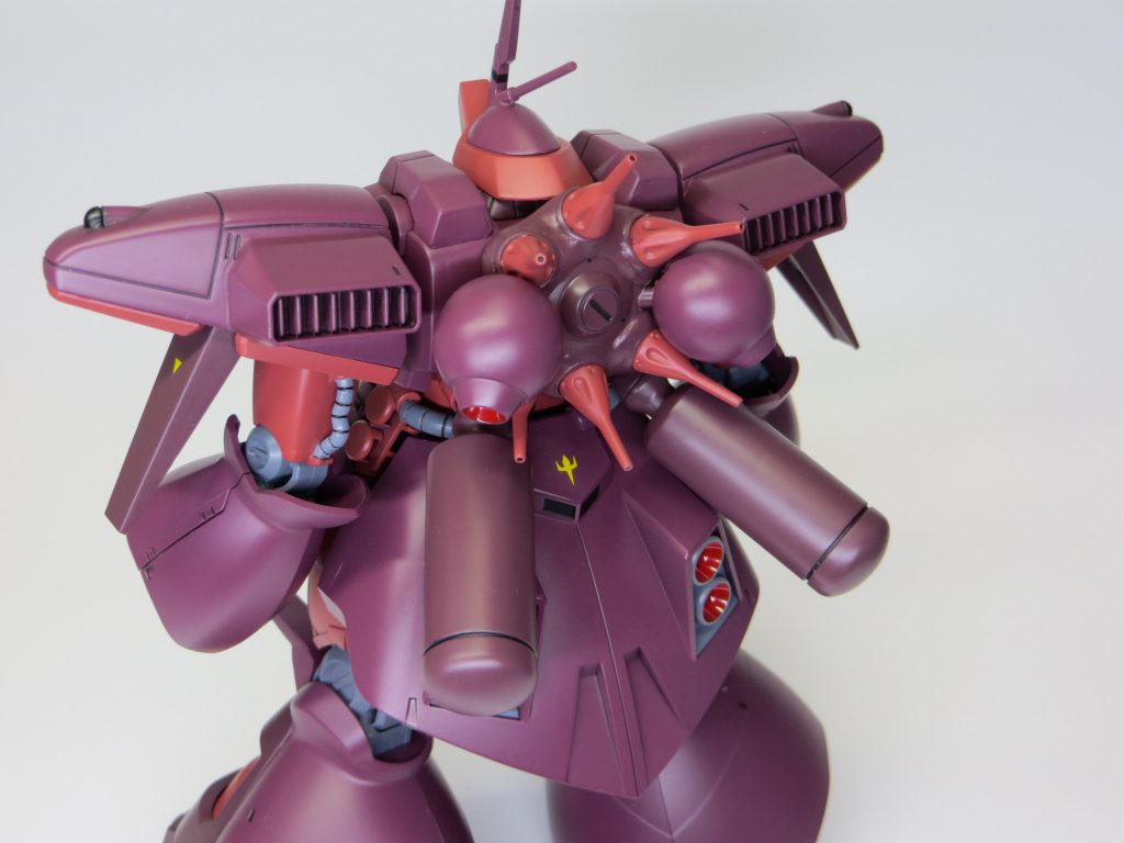 後ろ姿。少々少なめですがファンネルを6機装備。プロペラントタンクはバックパックに付けるのが難しいと判断し、腰に付けました。