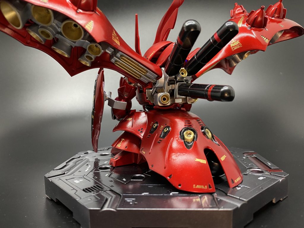 今回はあまり色を多くしたくなかったので金色にしましたが、バーニアは青のほうが映えるかもしれません。