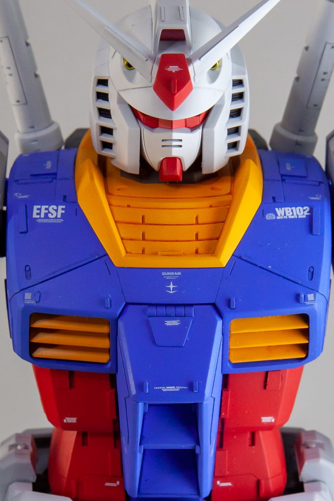 ココ、全身で胸元にだけ「GUNDAM」の表記と小さい連邦軍マーク、大好きポイントです