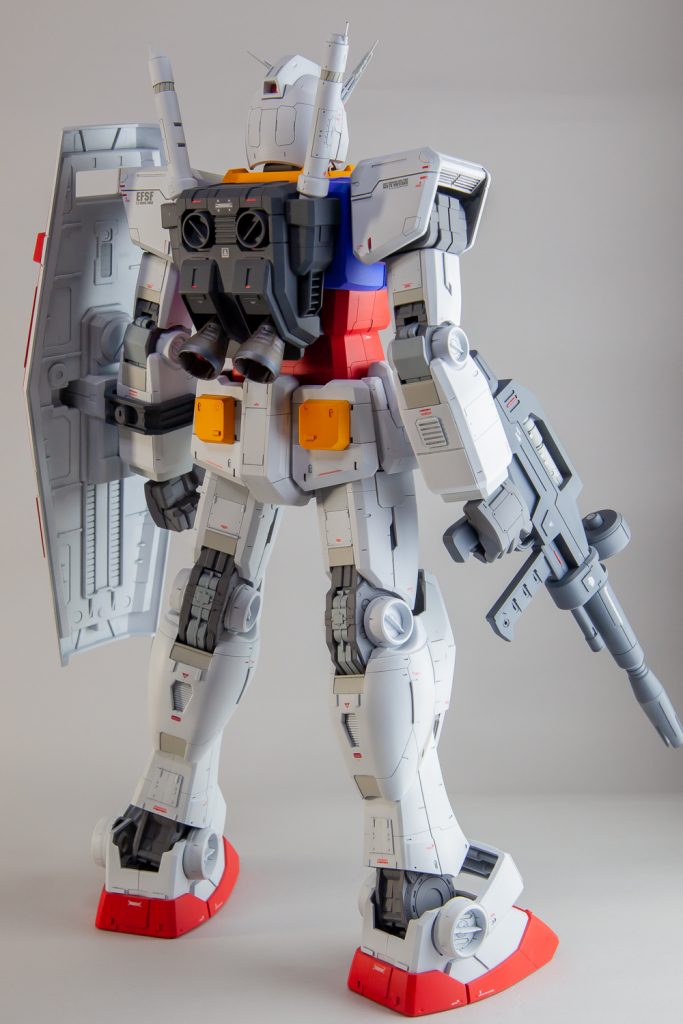 お台場モデルのガンプラも各サイズありますが、特にメガサイズは「普遍的なガンダムのイメージにピッタリなモデル」だと思います。白・グレーの塗り分けはあえて立像=MG3.0モデルから外して「RX-78-2の王道パターン」としました(世代的にセンチネル0079のあのガンダムの影響から間逃れない宿命ですw)