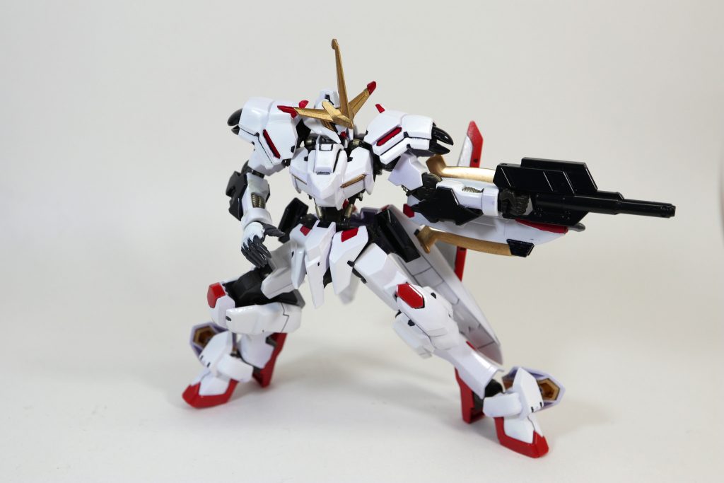 110mmショートレンジライフル構え。グレイズのライフルが120mmらしいので、威力はお察し?完全に牽制用みたいですね。