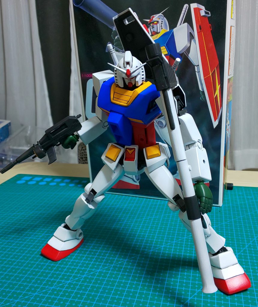 シールドは背中に、バズーカは腰裏にマウント可能です。またコアブロック内臓したまま前後スイング、横ロールが可能です。