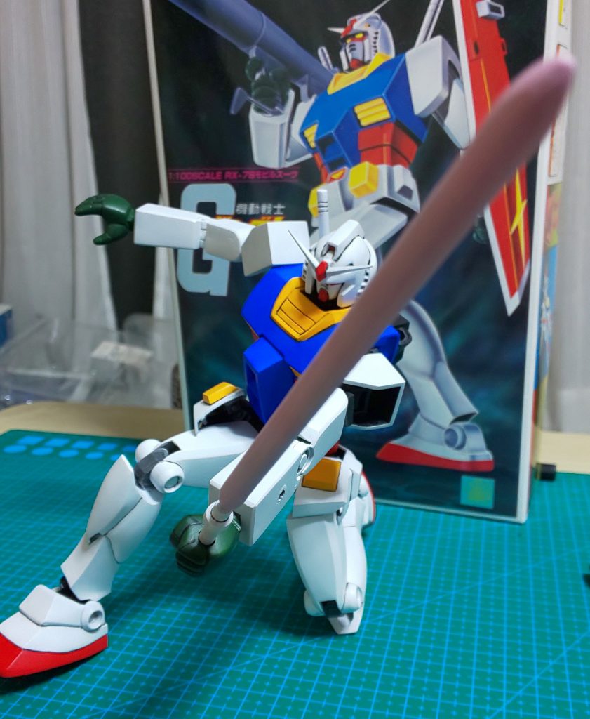 ビーム刃はプラ棒の先を削らせて真鍮線にて柄部と接続しています。片ヒザ立ちも可能です。