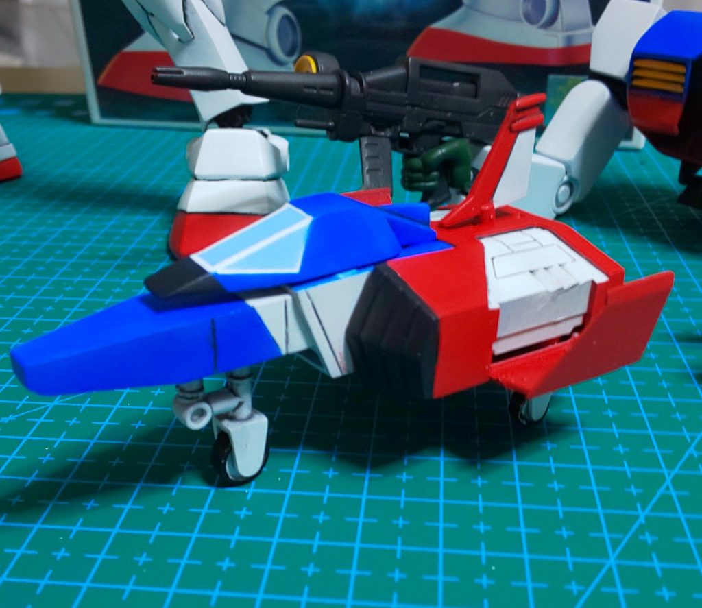 腹部に収納されるコアファイターです。コアブロックに変形可能です。合体の際に尾翼、車輪を外します。