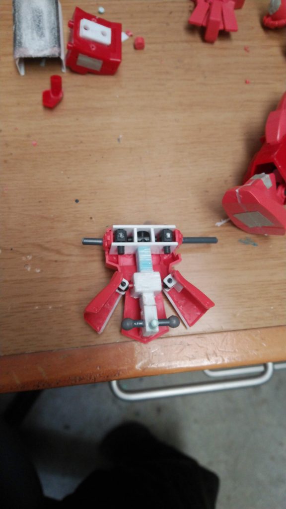 食パンのバッグクロージャーを重ねて接着積層プラ板として使用してます。中央のブルーの部分です。 