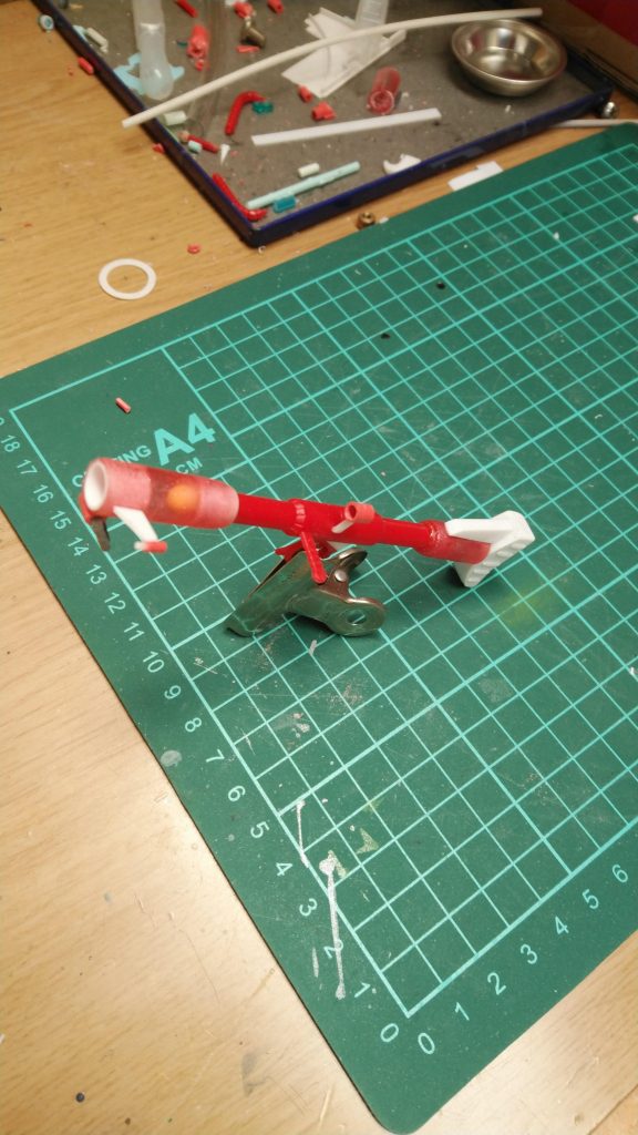 赤いクリアの部分が鉛筆のキャップ。いい感じの太さでした。 