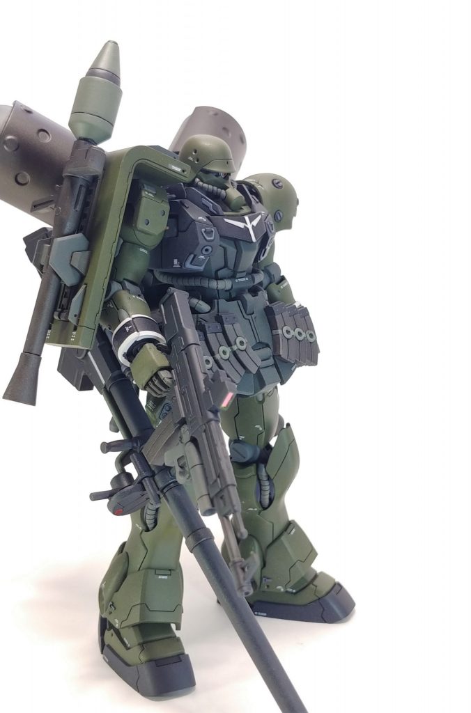  シュツルム・ファウストが腰だと干渉するのでシールドに移動しています。基部も装備によってジョイント部が上下しそうな風のディテを入れています。