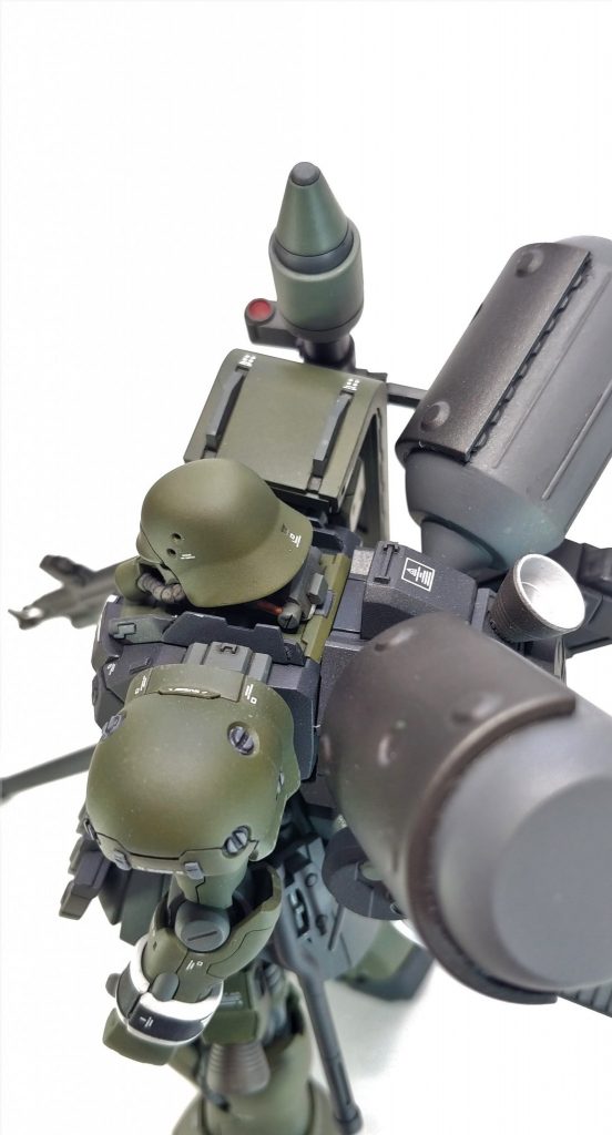 首にはパイプ。肩周りにはフレームなどディテールを入れています。 